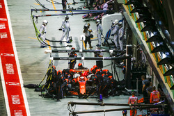 Stoffel Vandoorne, McLaren MCL32, in the pits