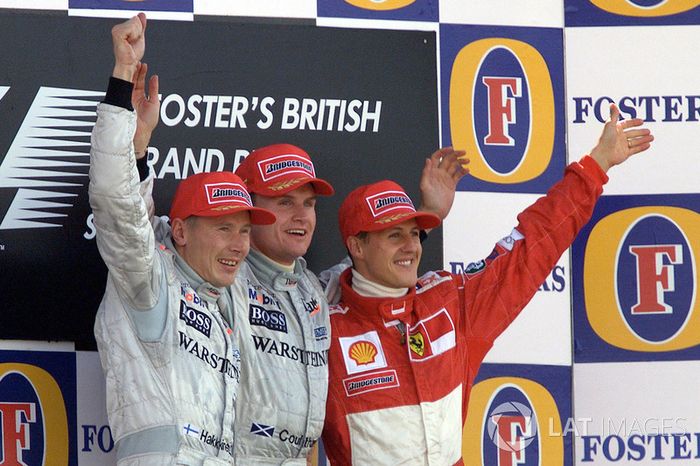 Podio: ganador de la carrera David Coulthard, McLaren, segundo lugar Mika Hakkinen, McLaren, tercer lugar Michael Schumacher, Ferrari