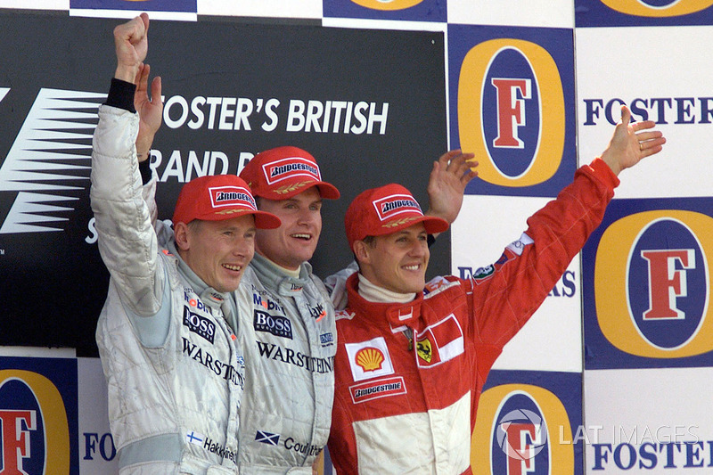 Podio: ganador de la carrera David Coulthard, McLaren, segundo lugar Mika Hakkinen, McLaren, tercer lugar Michael Schumacher, Ferrari