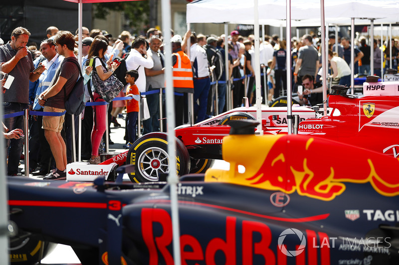 El Red Bull Racing RB13, en el stand de los equipos