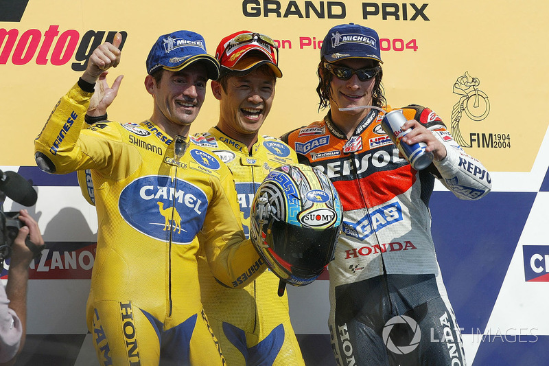 Podium : le vainqueur Makoto Tamada, Honda, le deuxième Max Biaggi, Honda, et le troisième Nicky Hayden, Repsol Honda Team