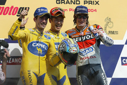 Podio: ganador carrera Makoto Tamada, Honda, segunda plaza Max Biaggi, Honda, tercera plaza Nicky Ha