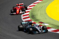 Lewis Hamilton, Mercedes AMG F1 W08; Sebastian Vettel, Ferrari SF70H