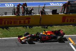 Daniel Ricciardo, Red Bull Racing RB13 cruza la línea de meta