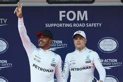 Обладатель поул-позиции Льюис Хэмилтон и Валттери Боттас, Mercedes AMG F1