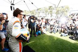 Fernando Alonso, McLaren, posa para los fotógrafos
