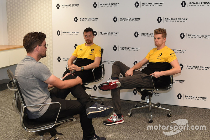 Andrew van Leeuwen, journaliste Motorsport.com Australie avec Nico Hulkenberg, Renault Sport F1 Team et Jolyon Palmer, Renault Sport F1 Team