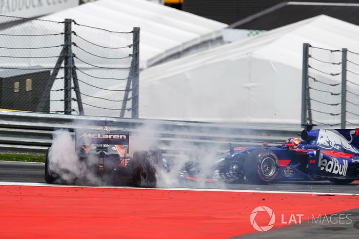 Daniil Kvyat, Scuderia Toro Rosso STR12 choca con Fernando Alonso, McLaren MCL32