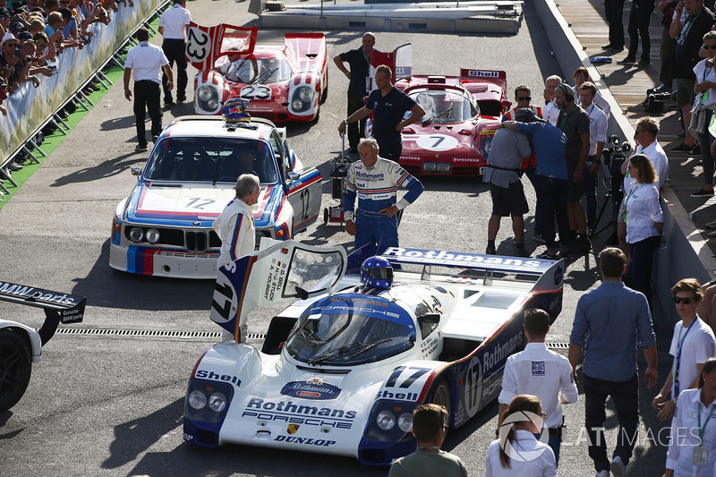 Ханс-Йоахим Штук рядом со своим Porsche 962c