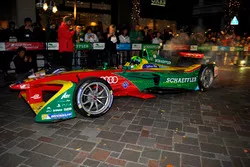 Lucas di Grassi, ABT Schaeffler Audi Sport, si esibisce lungo Marunouchi NakaDori Street