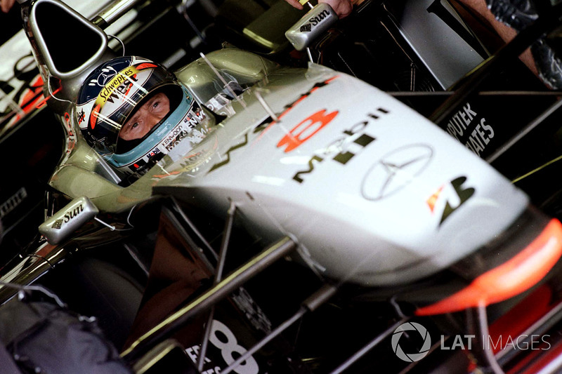 Удивительно, но несмотря на все старания FIA ограничить растущие скорости машин, Мика Хаккинен на более узкой машине и шинах с канавками перекрыл рекорд трассы почти на 0,8 с. Следом за ним на стартовой решетке расположился напарник, а второй ряд заняли некогда непримиримые соперники: Дэймон Хилл и Михаэль Шумахер