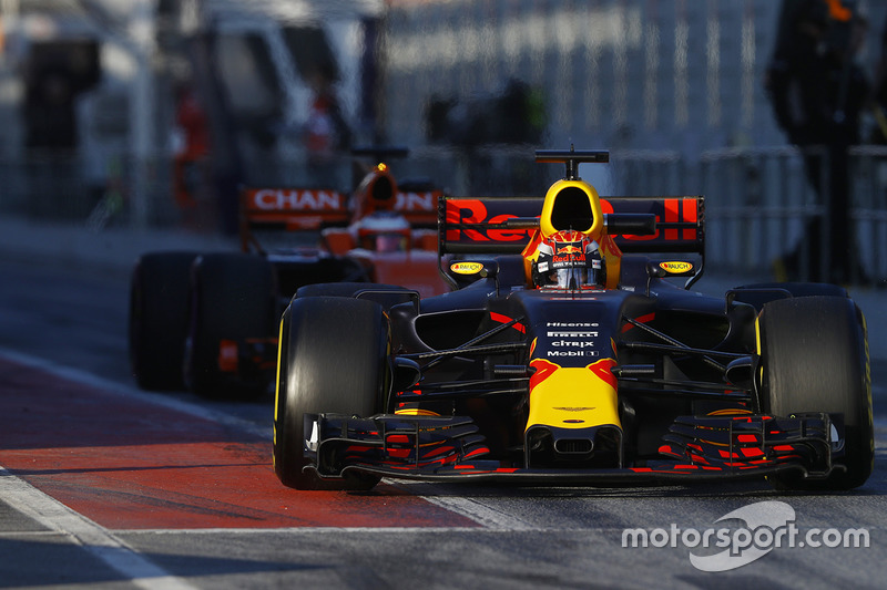 Max Verstappen, Red Bull Racing RB13, sale el pit lane antes de Stoffel Vandoorne, McLaren MCL32