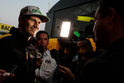 Nico Hulkenberg, Renault Sport F1 Team RS17 avec les médias