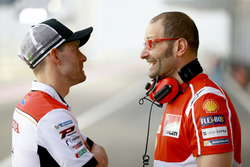 Cal Crutchlow, Team LCR Honda, discute avec un technicien Ducati