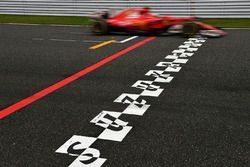 Sebastian Vettel, Ferrari SF70H en la línea de meta