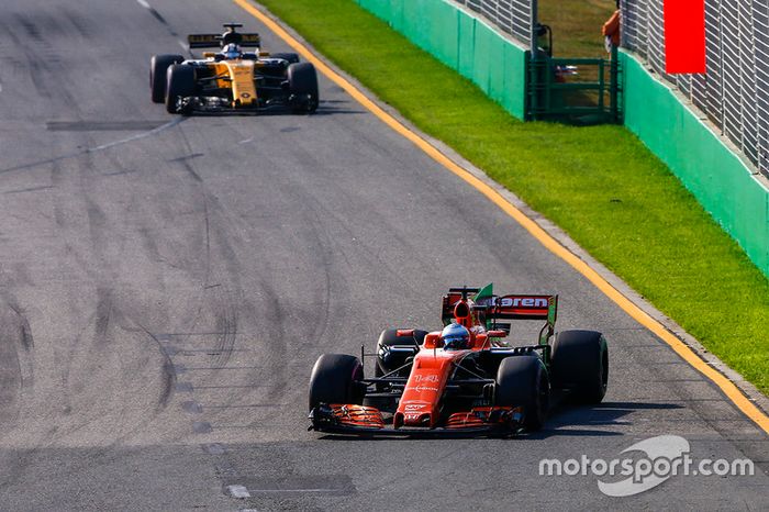 Fernando Alonso, McLaren MCL32, y Nico Hulkenberg, Renault Sport F1 Team RS17