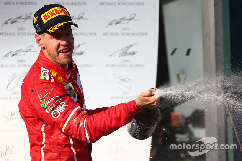 Podio: ganador Sebastian Vettel Ferrari celebra con champagne