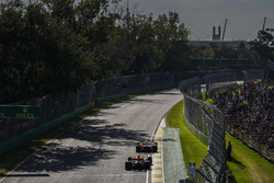 Sebastian Vettel, Ferrari SF70H, devant Max Verstappen, Red Bull Racing RB13