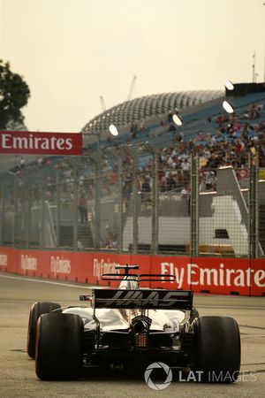 Romain Grosjean, Haas F1 Team VF-17 runs wide