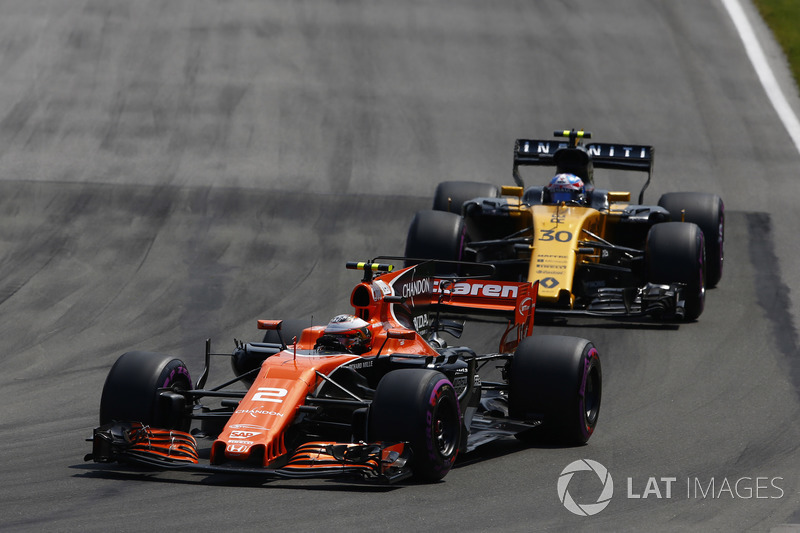 Stoffel Vandoorne, McLaren MCL32, Jolyon Palmer, Renault Sport F1 Team RS17