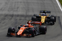 Стоффель Вандорн, McLaren MCL32, и Джолион Палмер, Renault Sport F1 Team RS17
