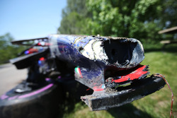 La voiture de Carlos Sainz Jr., Scuderia Toro Rosso STR12, après sa collision avec Felipe Massa, Williams FW40, lors du premier tour