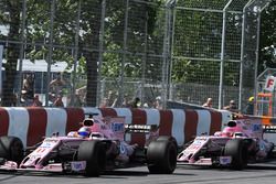 Sergio Perez, Sahara Force India VJM10 leads Esteban Ocon, Sahara Force India VJM10