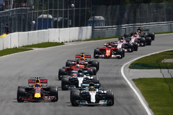 Lewis Hamilton, Mercedes AMG F1 W08, Max Verstappen, Red Bull Racing RB13, Valtteri Bottas, Mercedes AMG F1 W08, et le reste du peloton