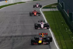 Daniel Ricciardo, Red Bull Racing RB13 y Sergio Pérez, Sahara Force India VJM10