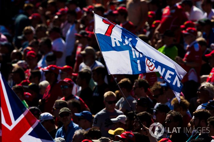 Una bandera en apoyo a Kimi Raikkonen, Ferrari, en la multitud