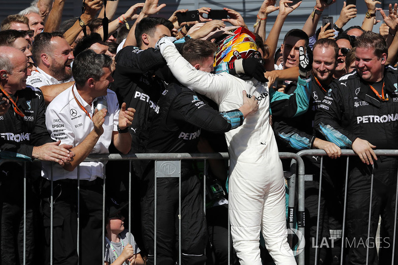 Race winner Lewis Hamilton, Mercedes AMG F1 celebrates in parc ferme, the team