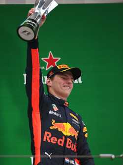 Макс Ферстаппен, Red Bull Racing, з кубком на подіумі