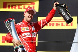 Podio: ganador de la carrera Sebastian Vettel, Ferrari