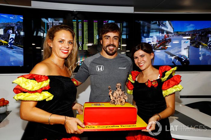 Fernando Alonso, McLaren, celebra su cumpleaños 36 con una tarta