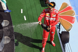 Podio: il vincitore della gara Sebastian Vettel, Ferrari