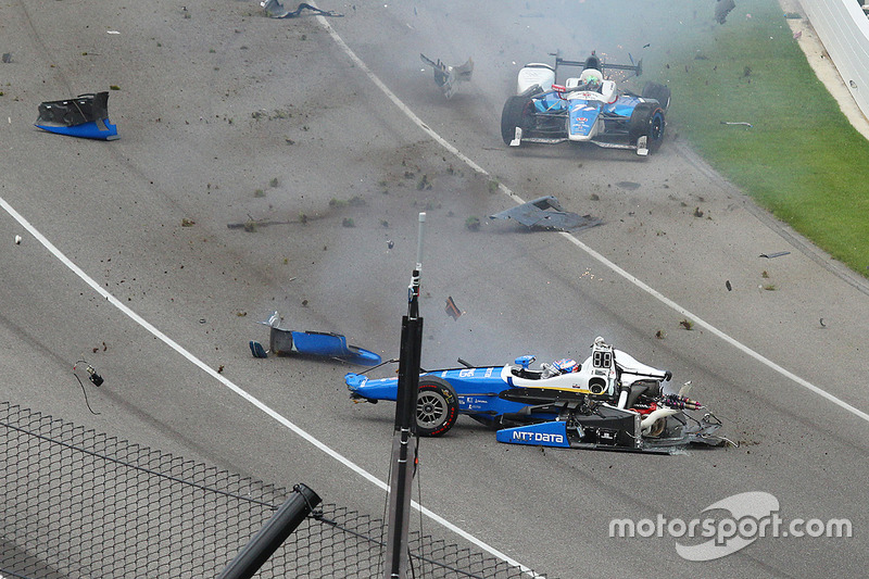 Авария: Скотт Диксон, Chip Ganassi Racing Honda, и Джей Ховард, Schmidt Peterson Motorsports Honda