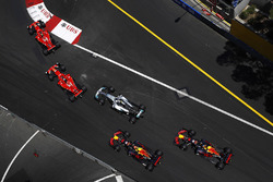 Kimi Raikkonen, Ferrari SF70H, Sebastian Vettel, Ferrari SF70H, Valtteri Bottas, Mercedes AMG F1 W08, au départ