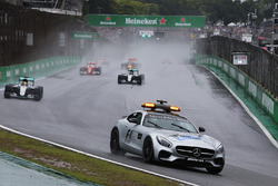 Льюіс Хемілтон, Mercedes AMG F1 W07 Hybrid позаду автомобіля безпеки