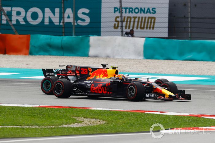 Max Verstappen, Red Bull Racing RB13, pasa a Lewis Hamilton, Mercedes AMG F1 W08