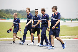Pascal Wehrlein, Sauber, walks the track including physio Josef Leberer