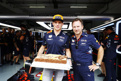 Max Verstappen, Red Bull Racing, reçoit un gâteau pour son 20e anniversaire par Christian Horner, Team Principal, Red Bull Racing