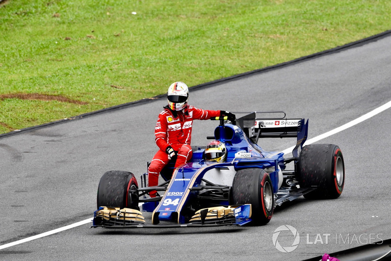 Sepang 2017: Pascal Wehrlein (Sauber) carica Sebastian Vettel (Ferrari)