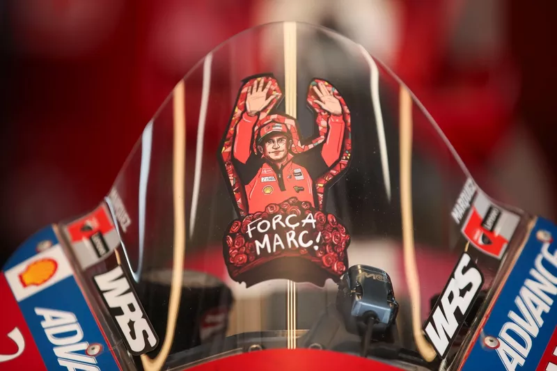 Un autocollant « Forza Marc » sur la Lenovo Ducati dans le garage.