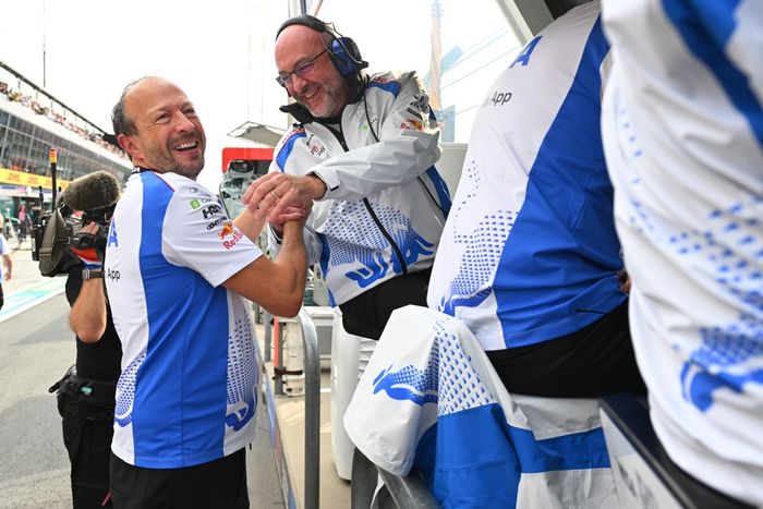 Peter Bayer, Director General de Visa Cash App Racing Bulls celebra con los ingenieros en el muro de boxes 