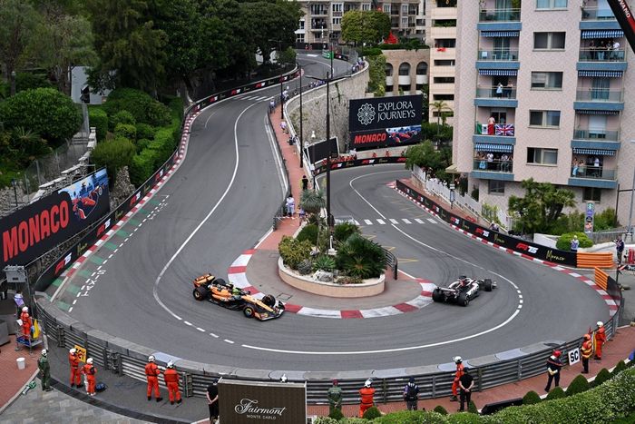 Lando Norris, McLaren, Esteban Ocon, Haas F1 Team