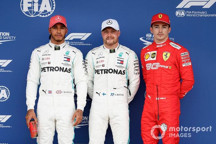 Ganador de la pole Valtteri Bottas, Mercedes AMG F1 segundo Lewis Hamilton, Mercedes AMG F1 y el tercero Charles Leclerc, Ferrari