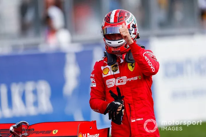 Ganador de la pole Charles Leclerc, Ferrari, celebra