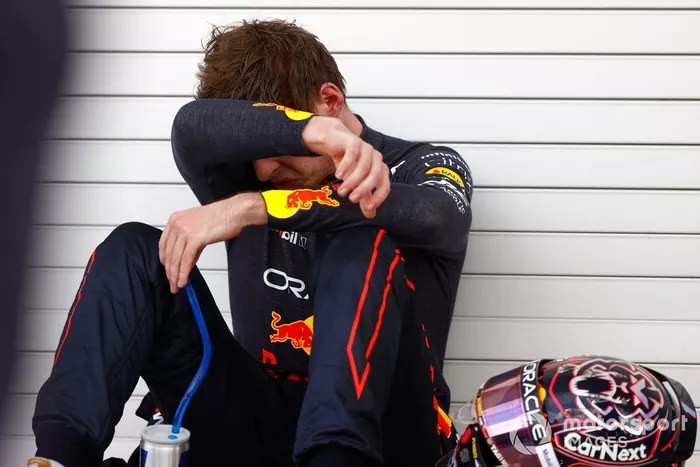 Max Verstappen, Red Bull Racing, 1ª posición, descansa en el Parc Ferme
