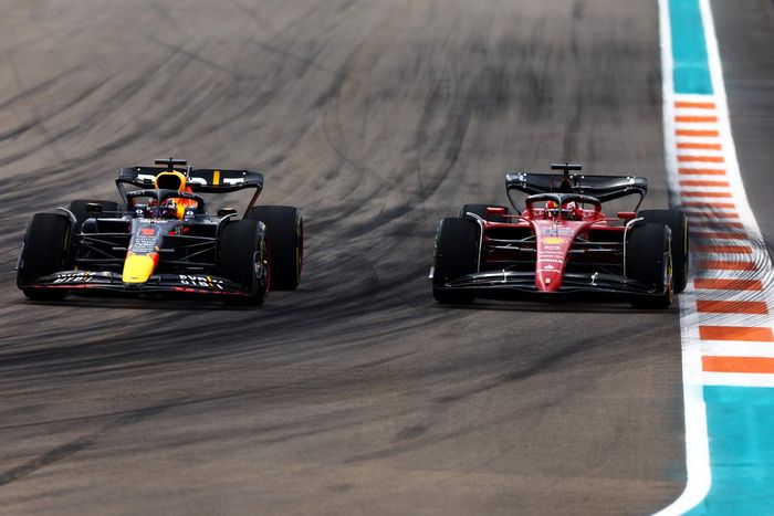 Max Verstappen, Red Bull Racing RB18 adelanta a Charles Leclerc, Ferrari F1-75