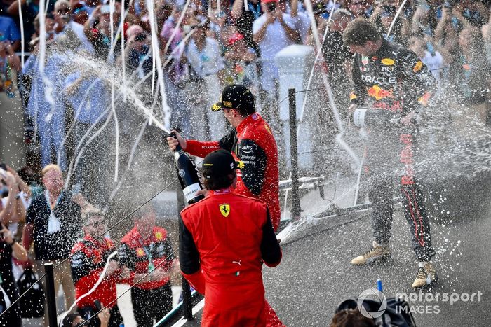 Podio: segundo lugar Charles Leclerc, Ferrari, ganador Max Verstappen, Red Bull Racing, tercer lugar Carlos Sainz, Ferrari